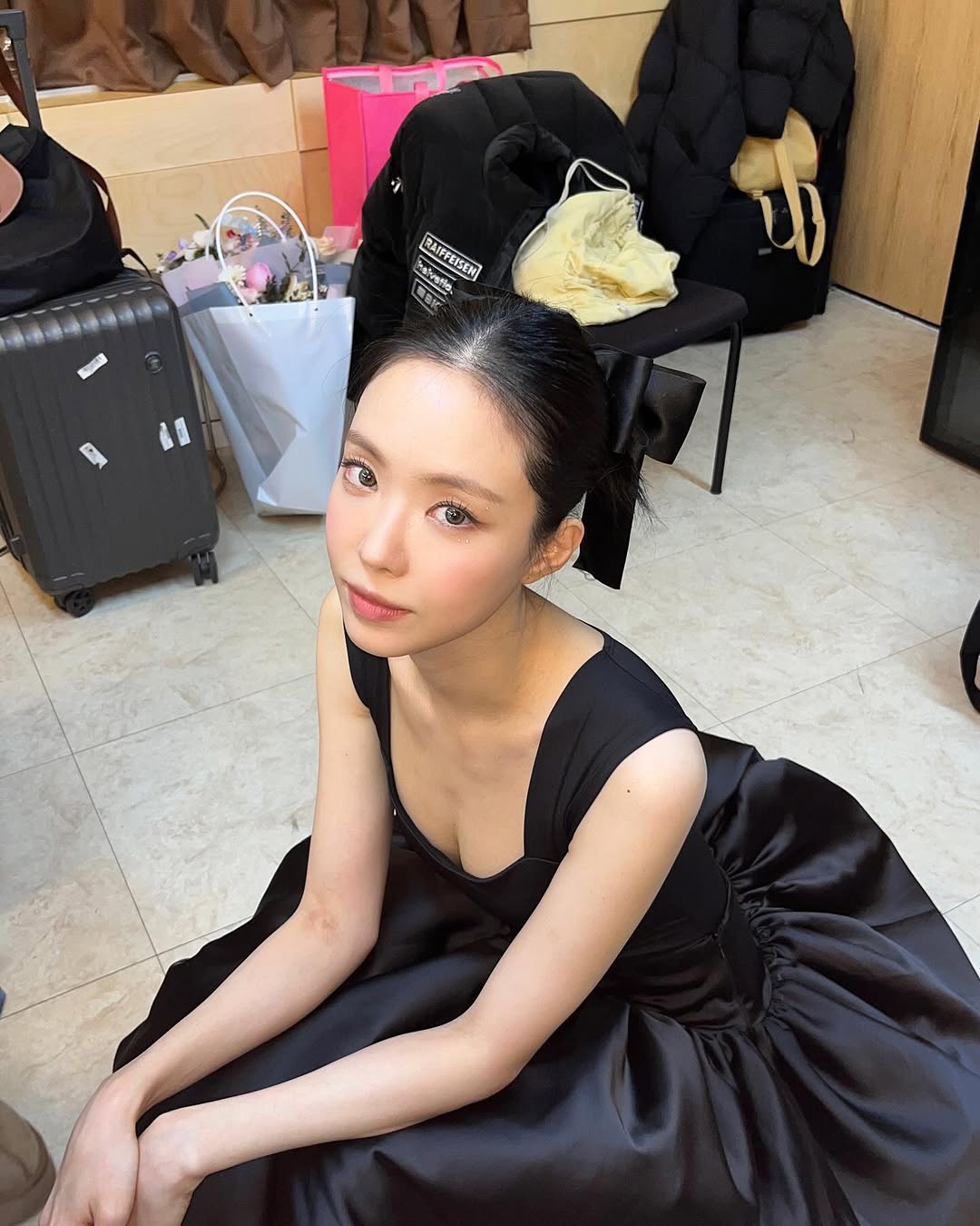 메이크업 받는 손나은..고혹적인 검정원피스 은근한 가슴골