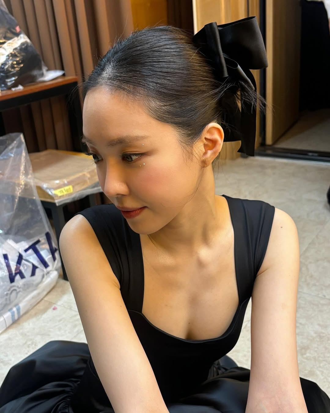 메이크업 받는 손나은..고혹적인 검정원피스 은근한 가슴골