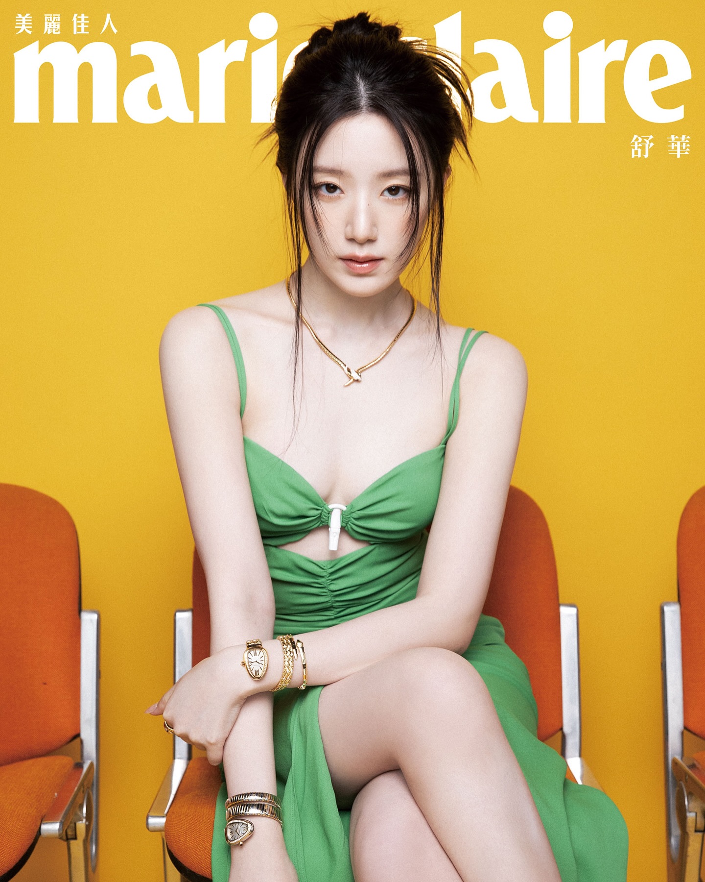 과감한 녹색 끈드레스 몽실한 가슴골 아이들 슈화 백옥피부