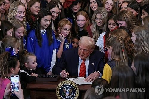 트럼프 '성전환자의 여성 스포츠 출전금지' 행정명령에 서명.