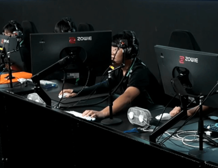 모니터 각도가 진짜 기괴한 프로게이머