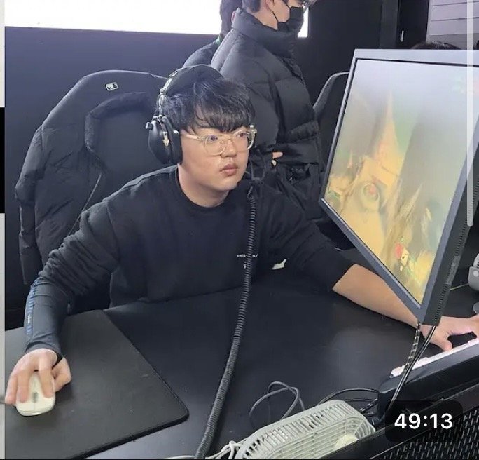 모니터 각도가 진짜 기괴한 프로게이머