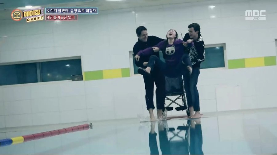 휠체어 탄 여동생을 수영장에 빠트린 친오빠들