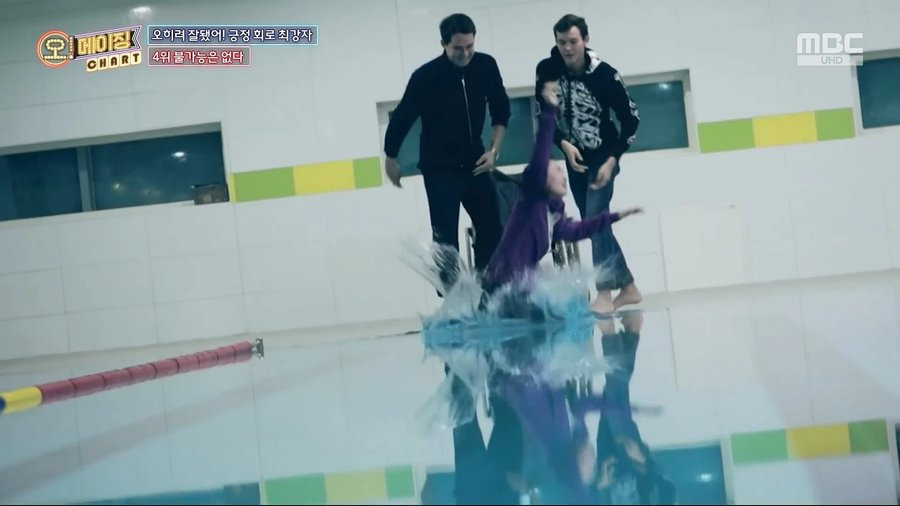 휠체어 탄 여동생을 수영장에 빠트린 친오빠들