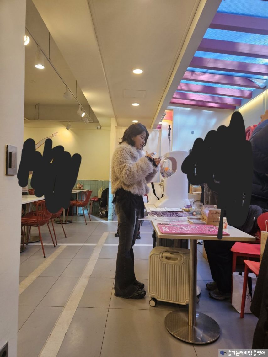 본인 생일카페 방문해서 츄러스 150개 쏘고 갔다는 슬기.jpg