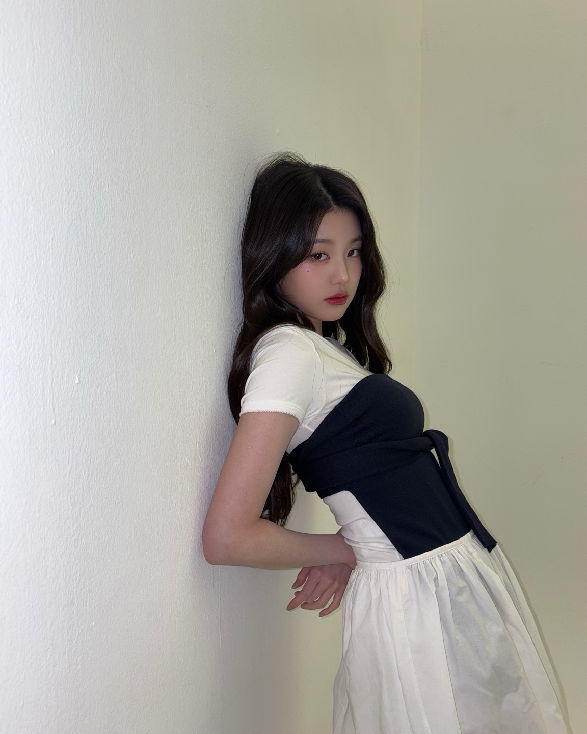 핑크 주걱을 양손에 든 아이브 장원영 가죽 민소매 겨드랑이