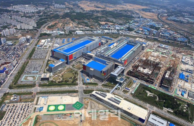[단독]삼성전자, 6세대 D램 재설계 검토…HBM4 승부 건다