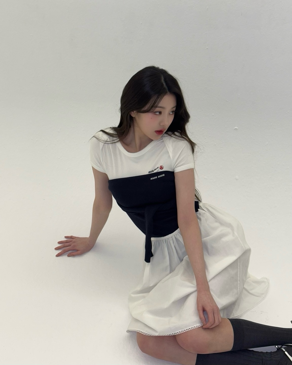 핑크 주걱을 양손에 든 아이브 장원영 가죽 민소매 겨드랑이