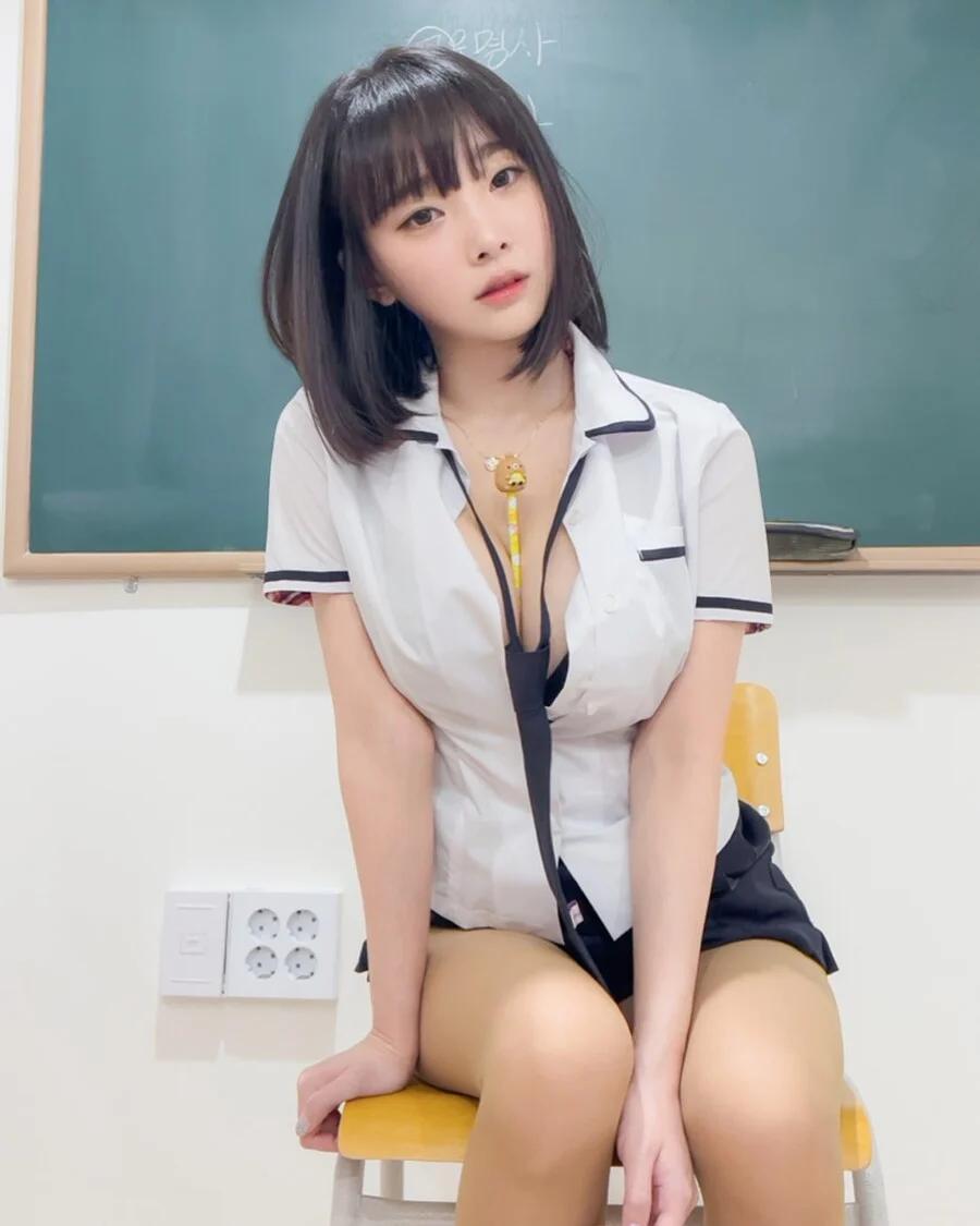 강인경 노출없는 스쿨룩
