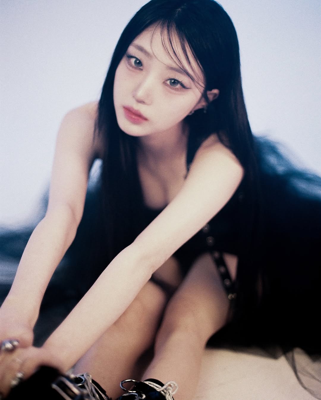 루셈블 여진 과감한 화보...검정 브라탑 아찔한 가슴골