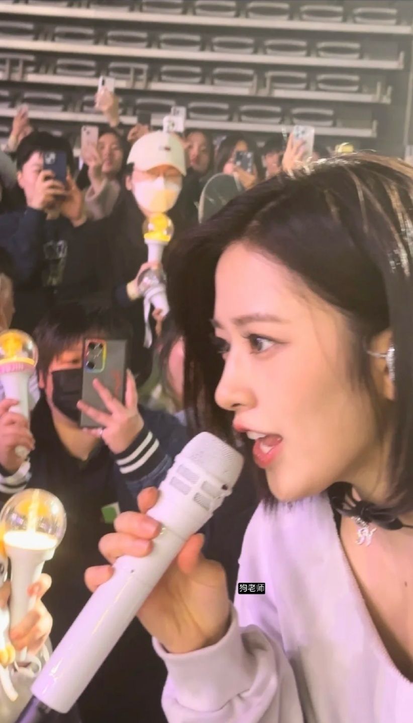 팬이 찍은 아이브 안유진 폰카속 실물 미모