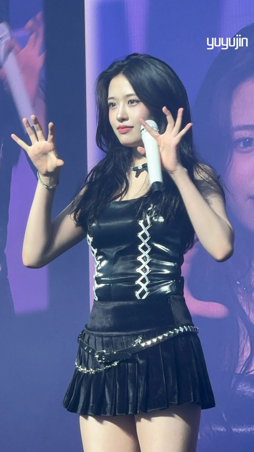 팬이 찍은 아이브 안유진 폰카속 실물 미모