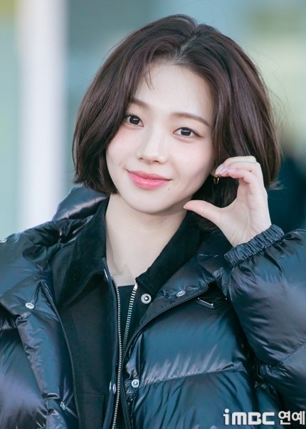 단발로 자르고 나타난 카리나