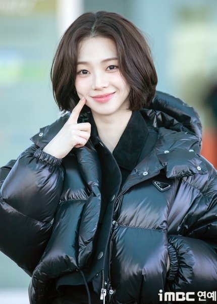 단발로 자르고 나타난 카리나