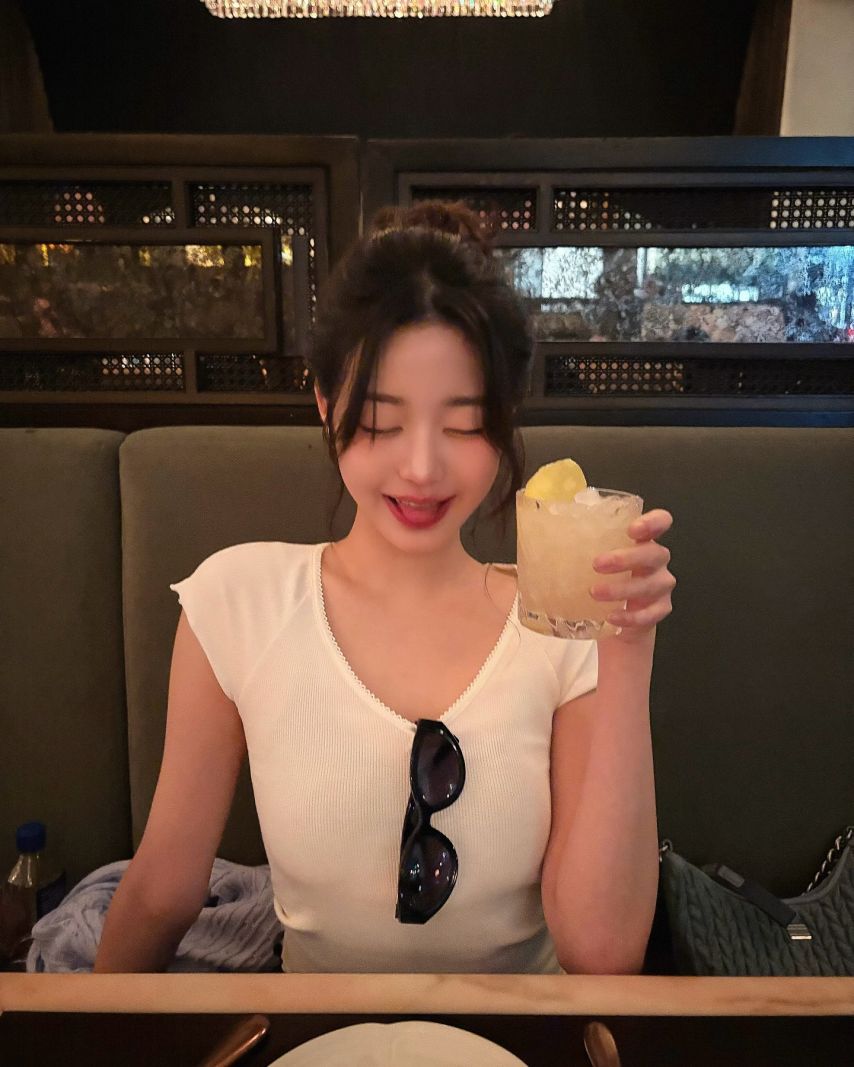 은근히 봉긋한 순백색 레이스 반팔티 아이브 장원영 - 인스타