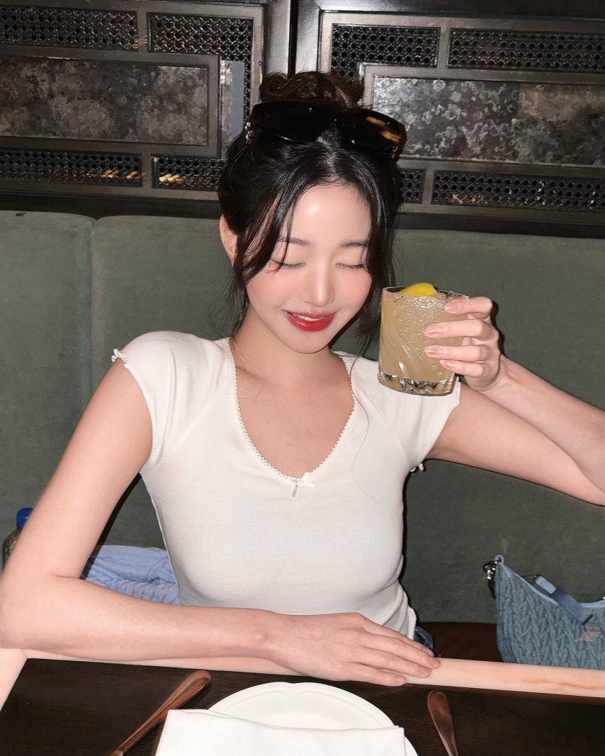 은근히 봉긋한 순백색 레이스 반팔티 아이브 장원영 - 인스타
