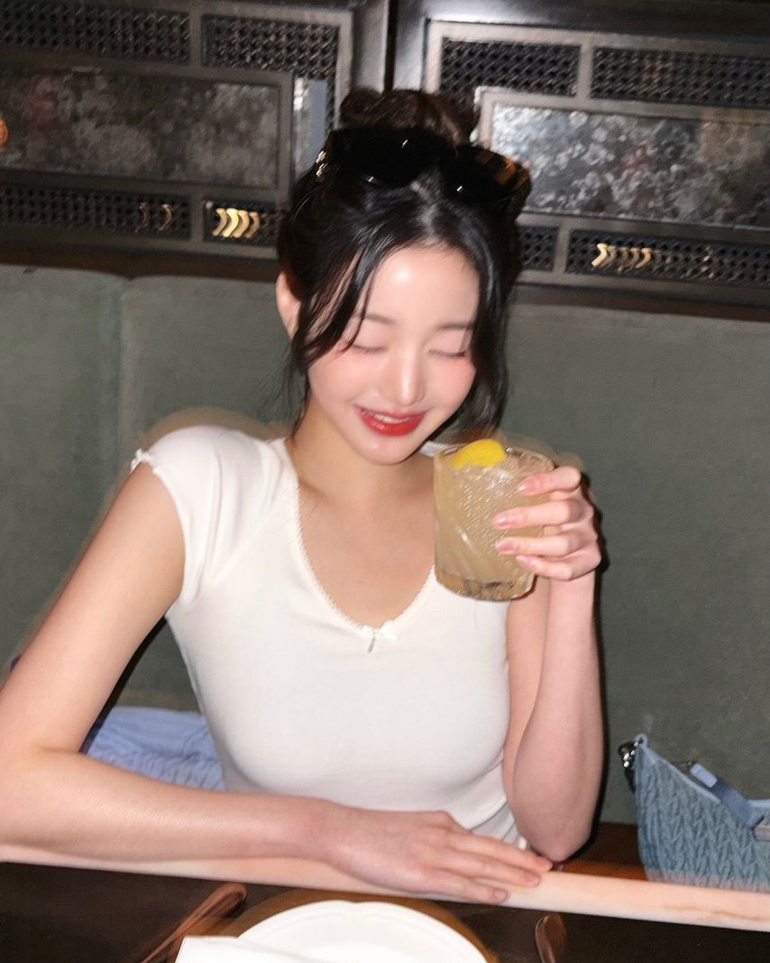 은근히 봉긋한 순백색 레이스 반팔티 아이브 장원영 - 인스타