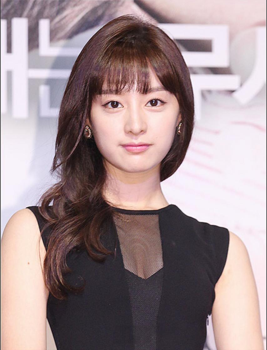 배우 김지원 신인시절 망사옷 끌어모은 가슴골