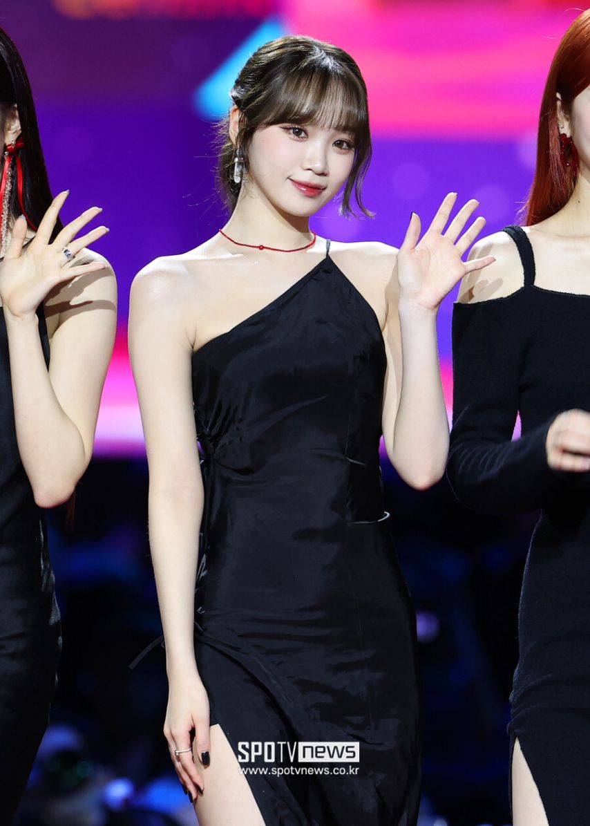 [르세라핌] 떡 벌어진 어깨  김채원