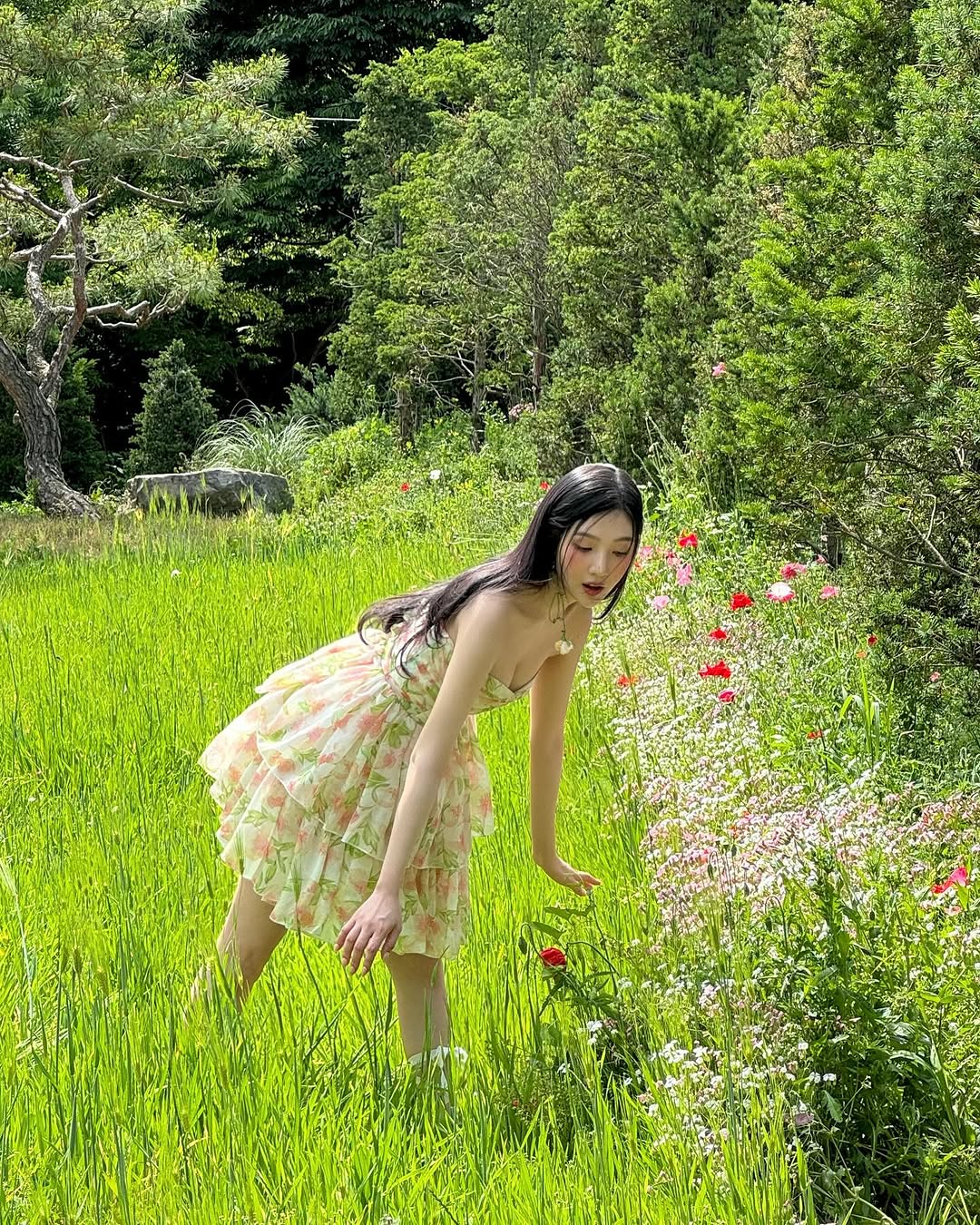 레드벨벳 조이 꽃밭에서 오프숄더 꽃원피스 가슴골 노출 레전드
