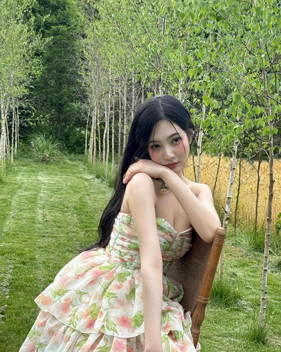 레드벨벳 조이 꽃밭에서 오프숄더 꽃원피스 가슴골 노출 레전드