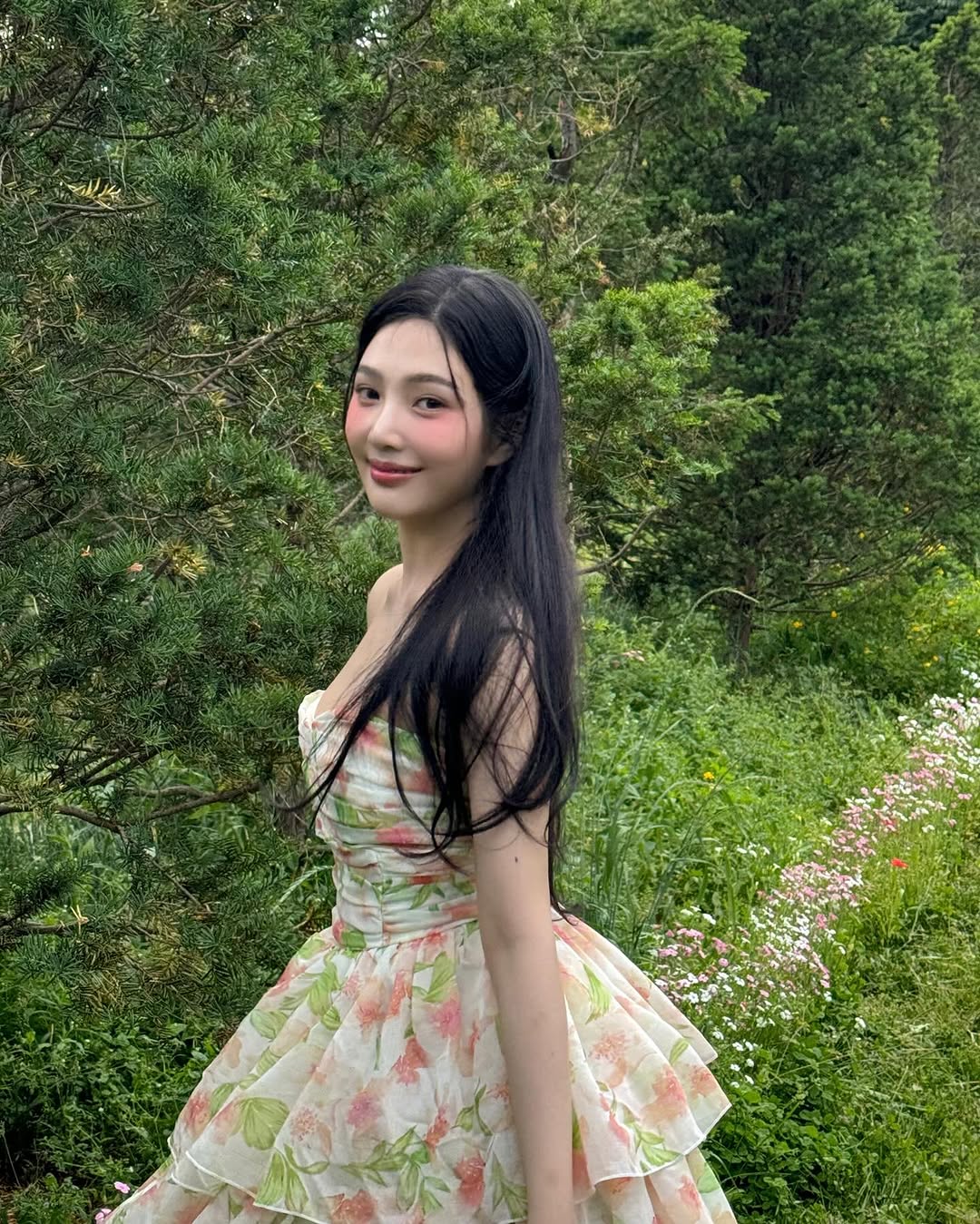 레드벨벳 조이 꽃밭에서 오프숄더 꽃원피스 가슴골 노출 레전드