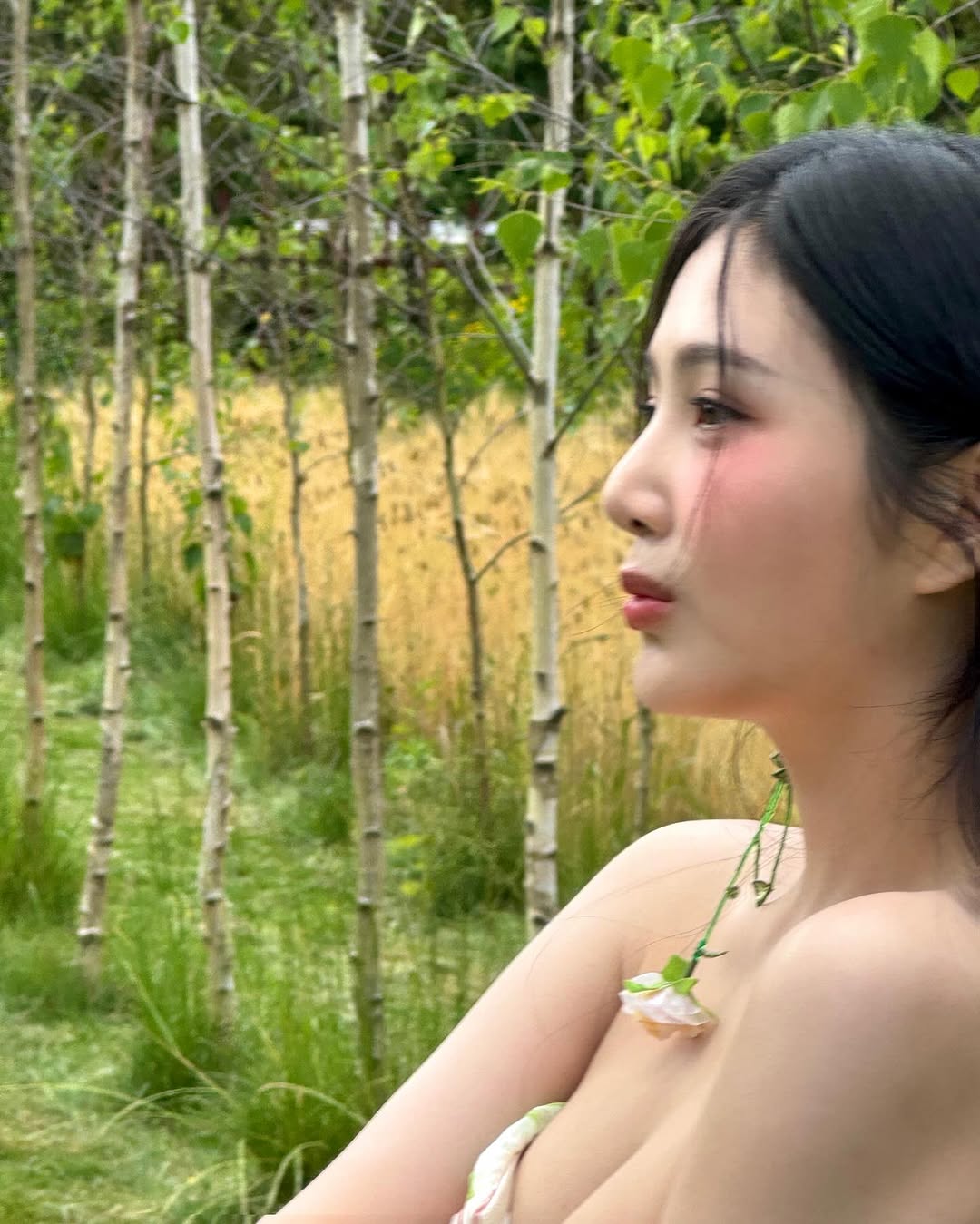 레드벨벳 조이 꽃밭에서 오프숄더 꽃원피스 가슴골 노출 레전드