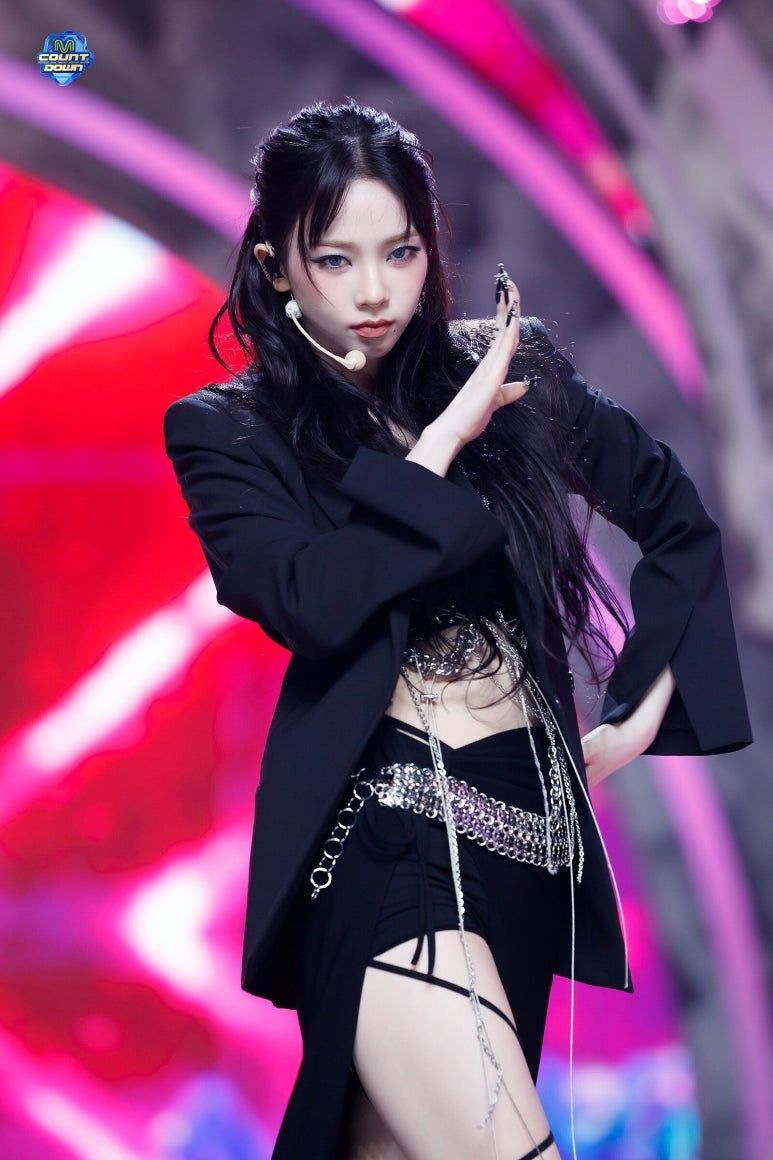 에스파 카리나 허벅지에 포인트를 준 섹시 착장