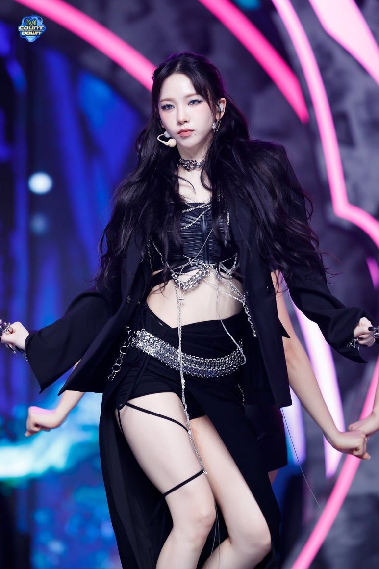 에스파 카리나 허벅지에 포인트를 준 섹시 착장