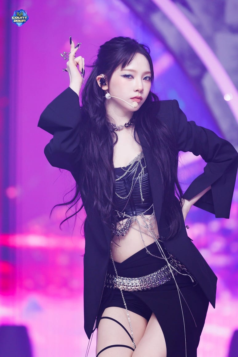 에스파 카리나 허벅지에 포인트를 준 섹시 착장