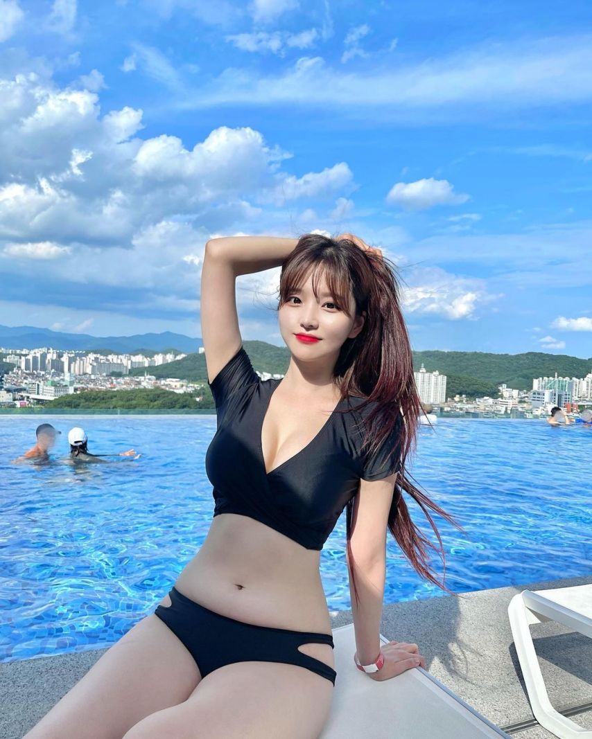 박민정 누드톤 끈 비키니 개미허리 완벽 몸매