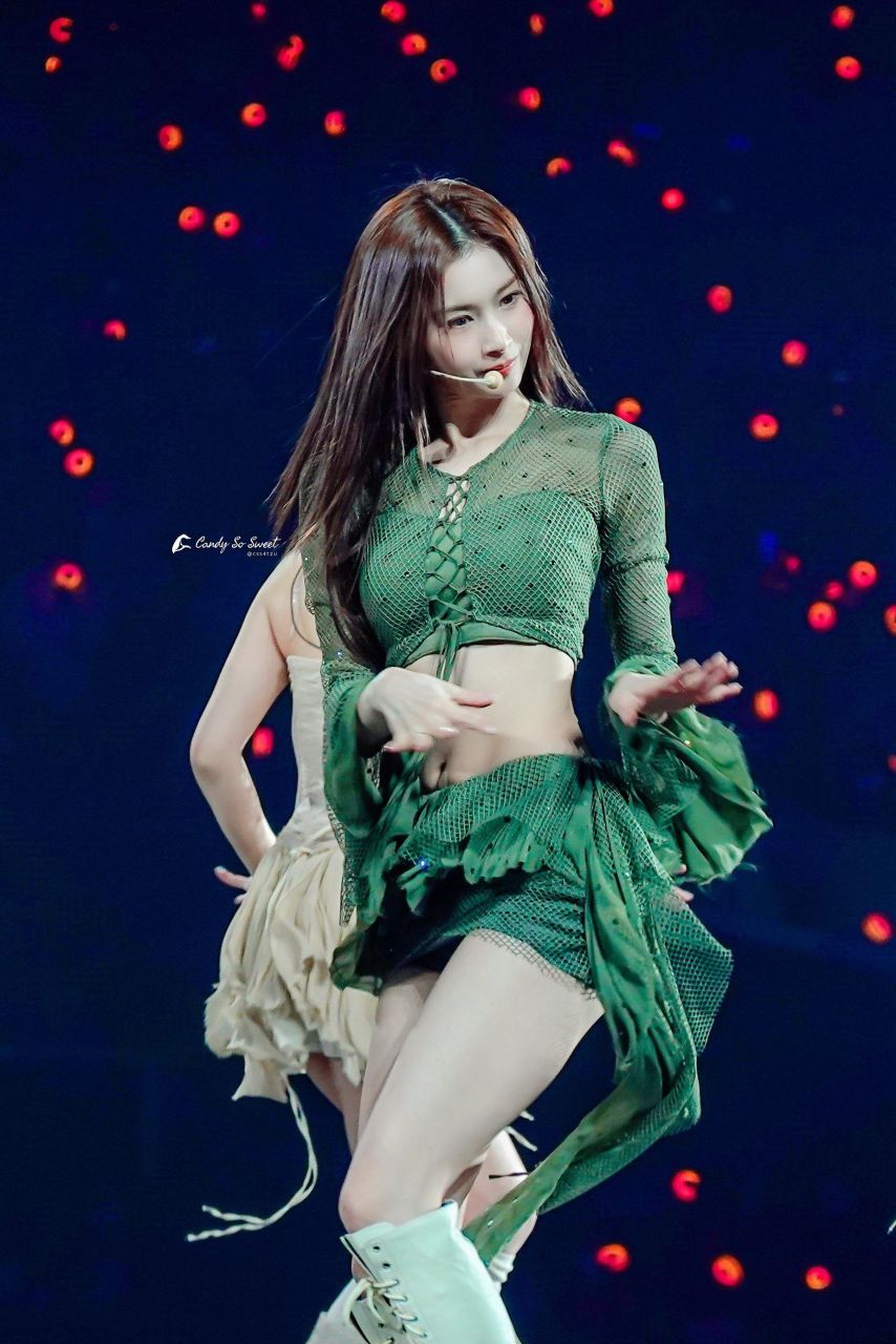 트와이스사나 초록 시스루 도발적인 허리돌림