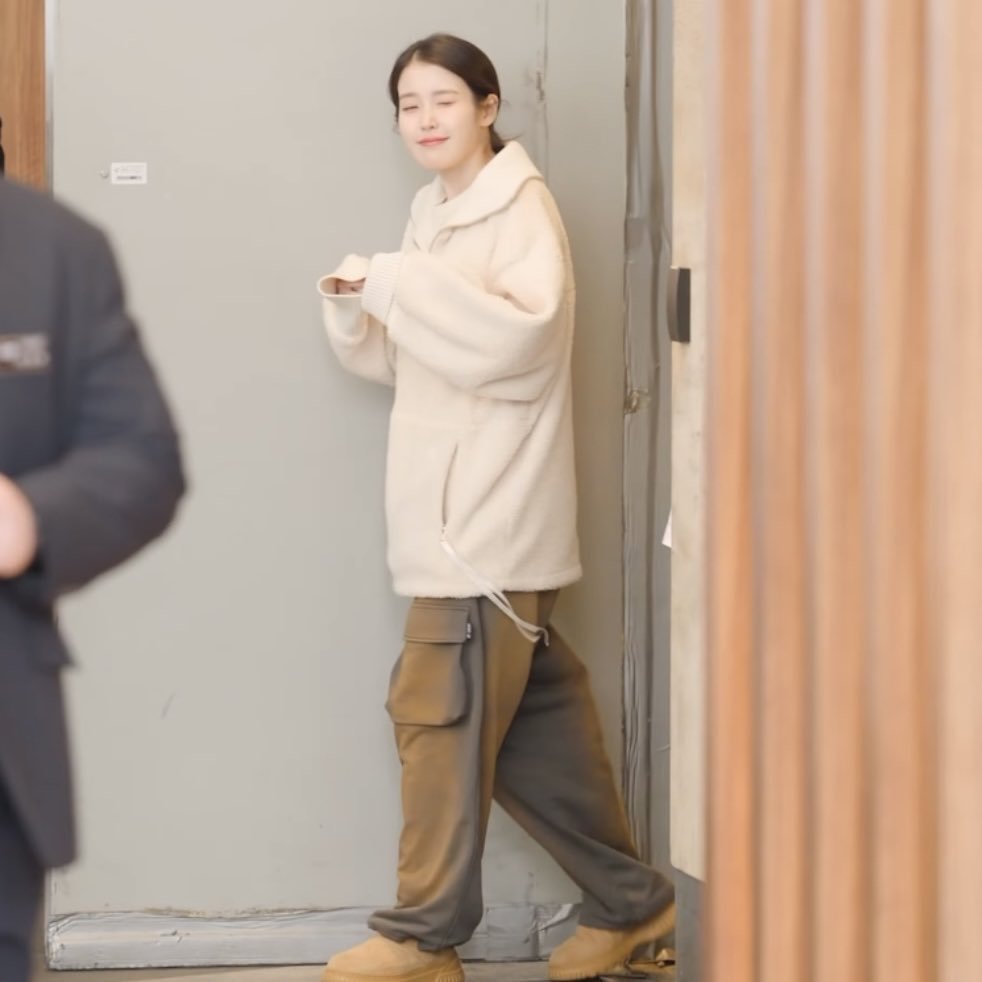 어제자 아이유 출근 퇴근 on / off