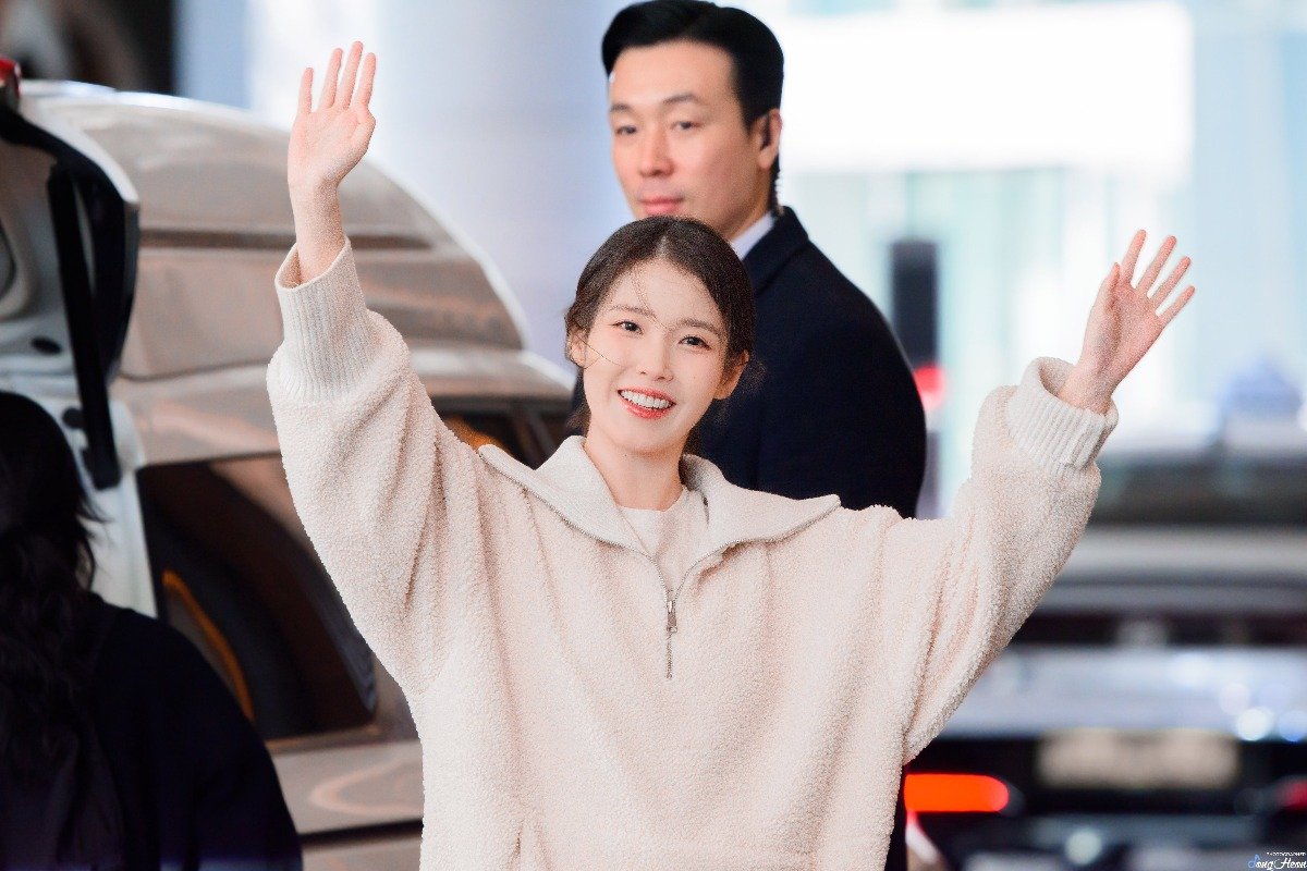 어제자 아이유 출근 퇴근 on / off