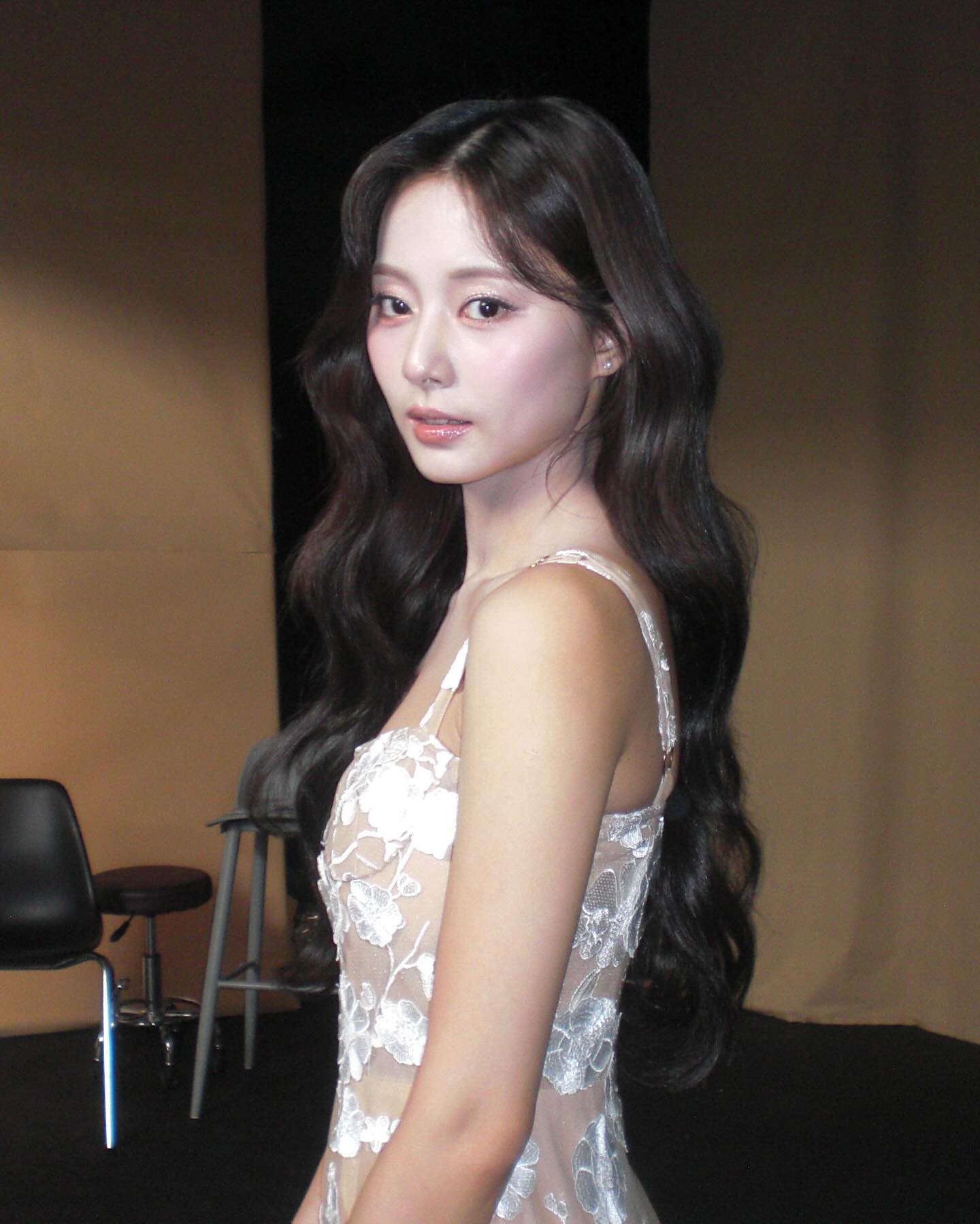 누드톤 꽃원피스 은근한 윗슴골 트와이스 쯔위 미모