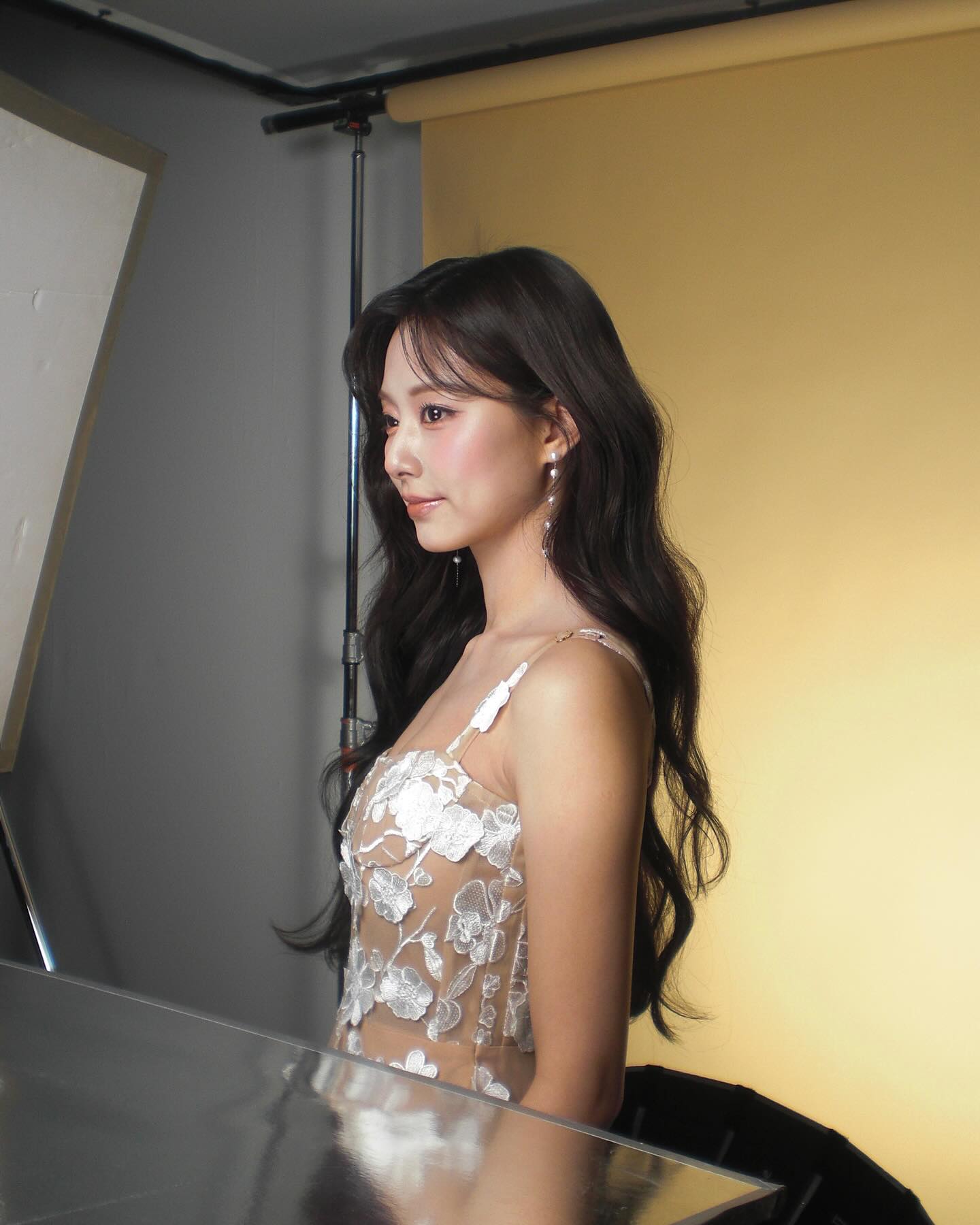 누드톤 꽃원피스 은근한 윗슴골 트와이스 쯔위 미모