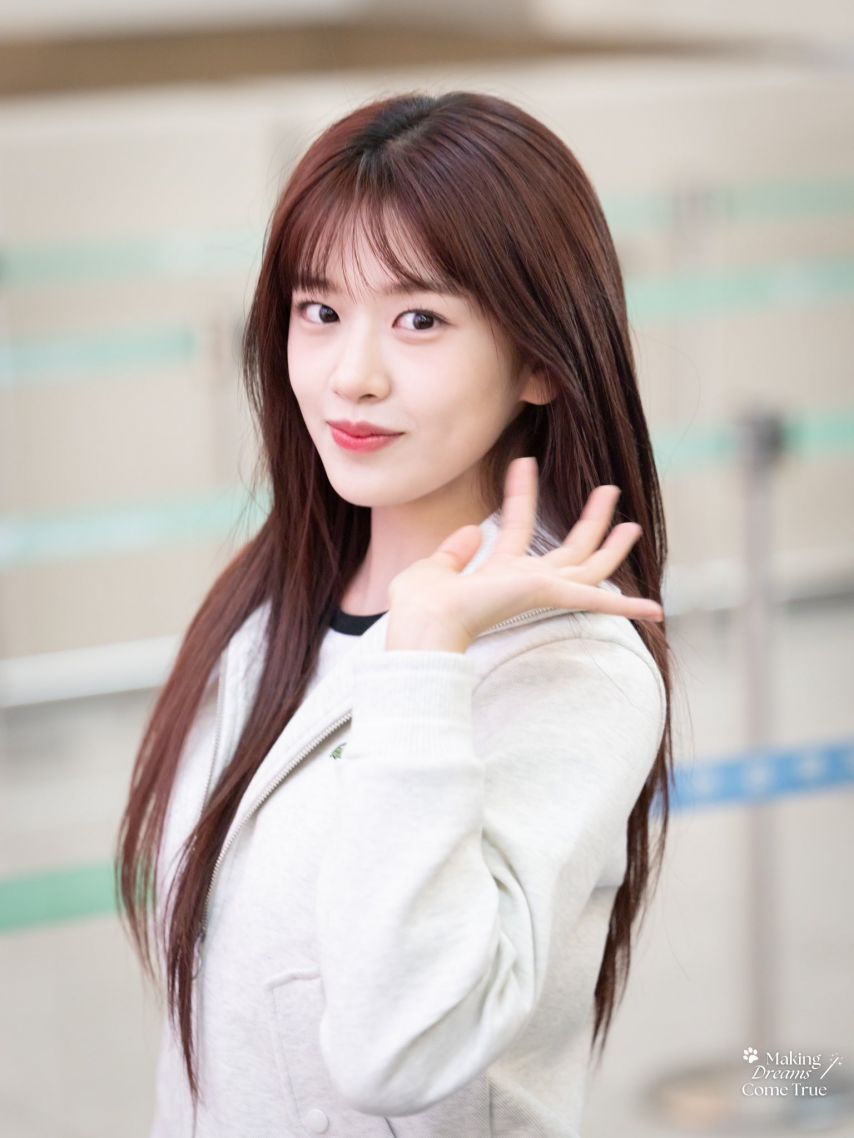 오늘자 파리로 출국하는 안유진(아이브)