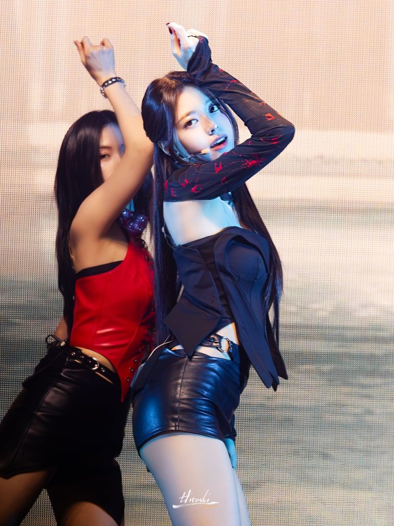 몸선이 야한 있지 유나 가죽착장 굴곡 몸매