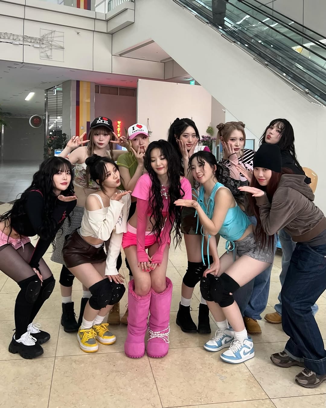 퇴폐미 넘치는 슬기...하늘색 + 흰 레이스 스타킹 밴드 야벅지