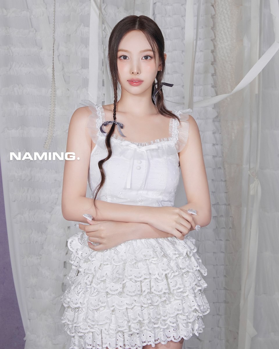 트와이스 나연 순백색 슬립 쭉 뻗은 매끈한 각선미 - NAMING.