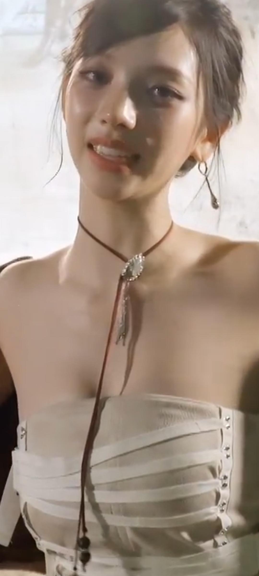 밝기 조절해서 다시 보는 오프숄더 카리나...(판단은 각자 알아서)