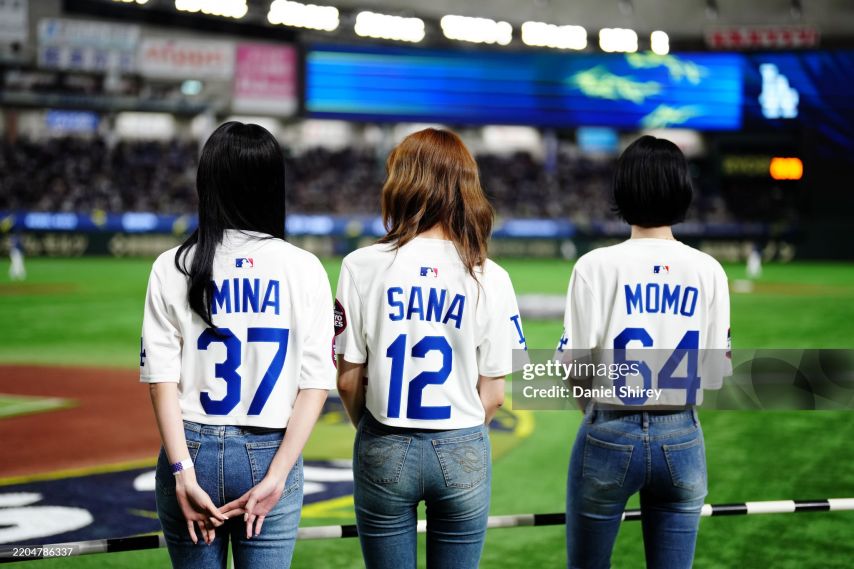 250316 일본 도쿄돔 시구 미나 사나 모모(트와이스)