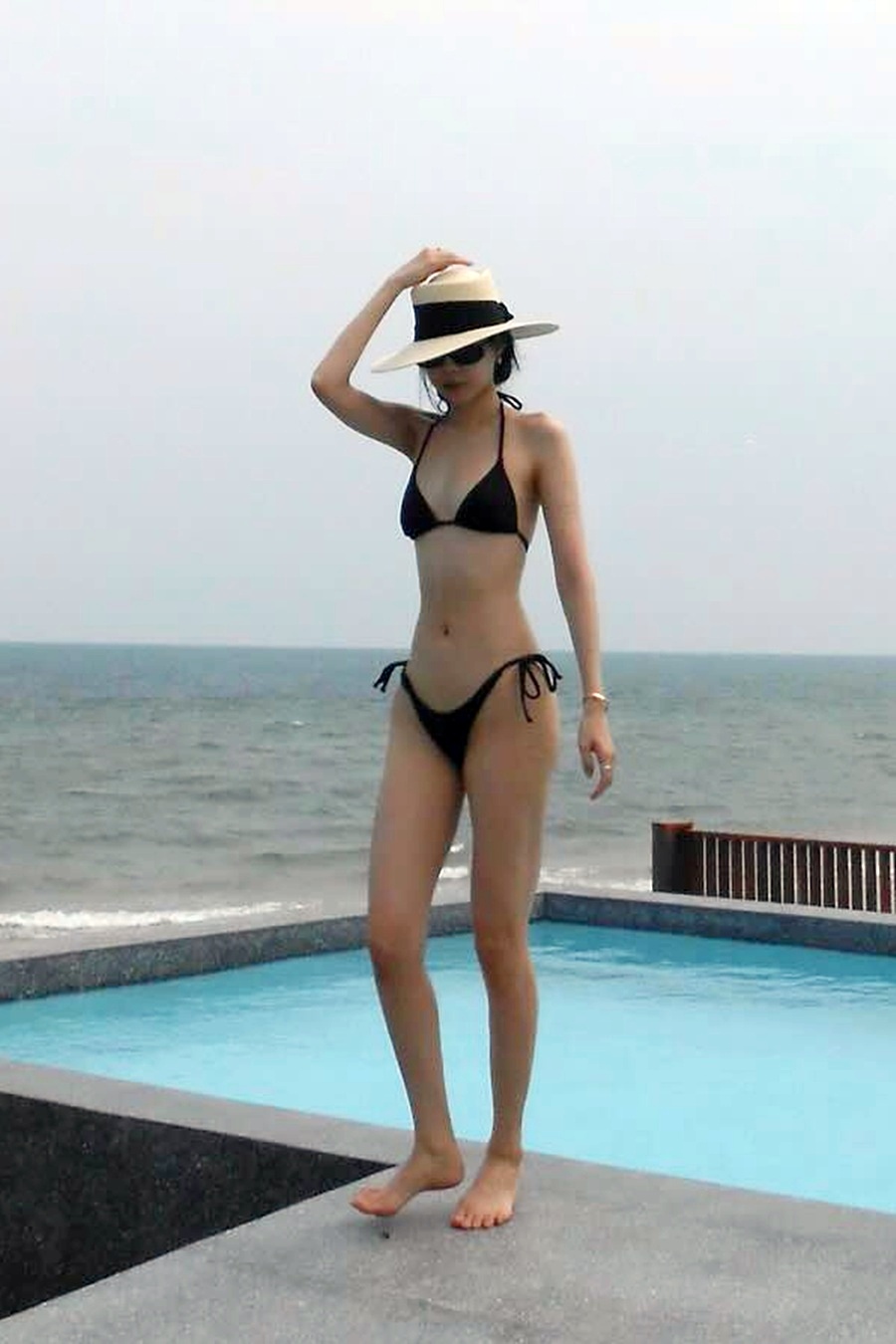 수영장에서 과감한 검정 끈비키니 입은 손나은 늘씬한 몸매