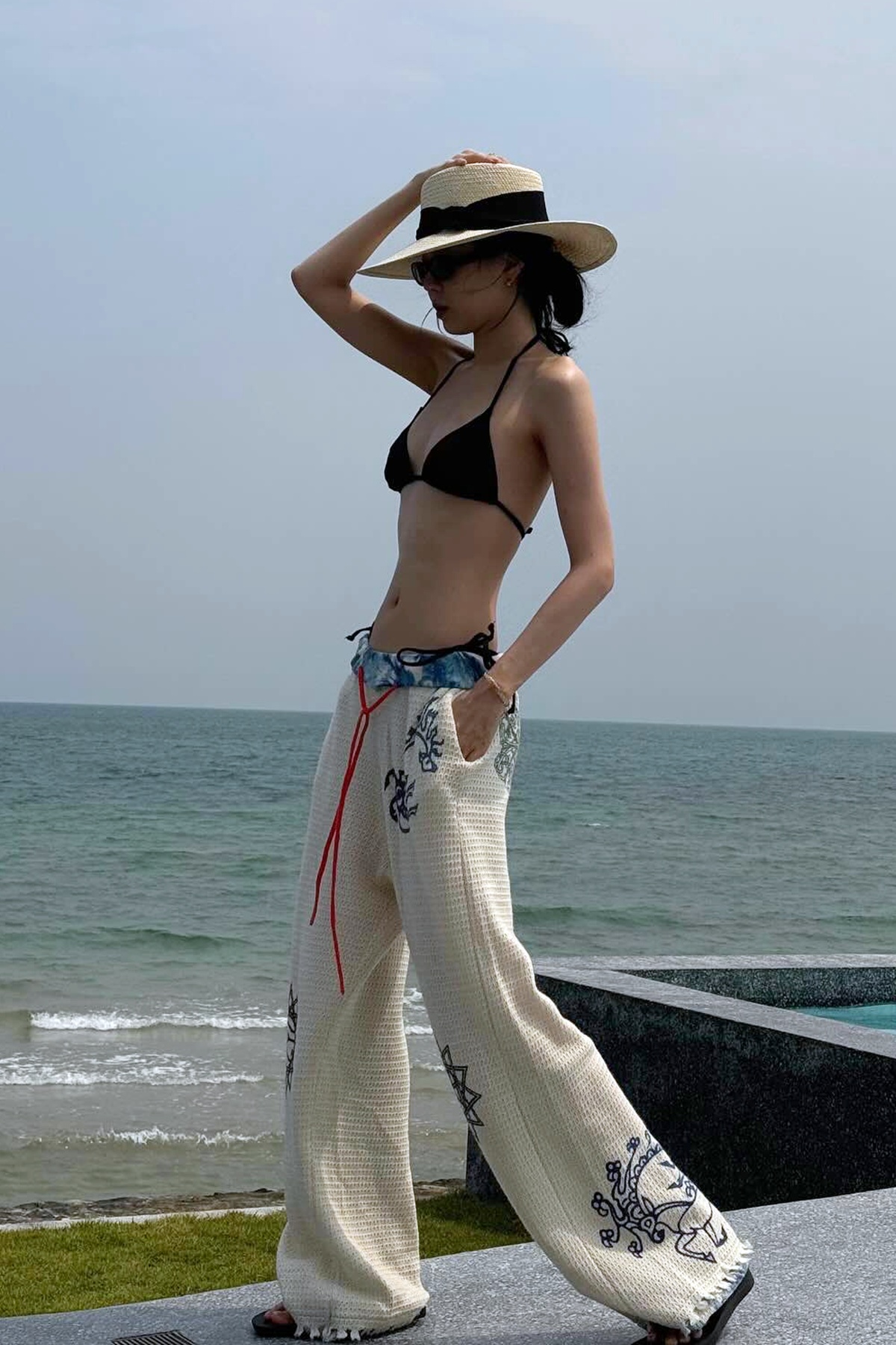 수영장에서 과감한 검정 끈비키니 입은 손나은 늘씬한 몸매