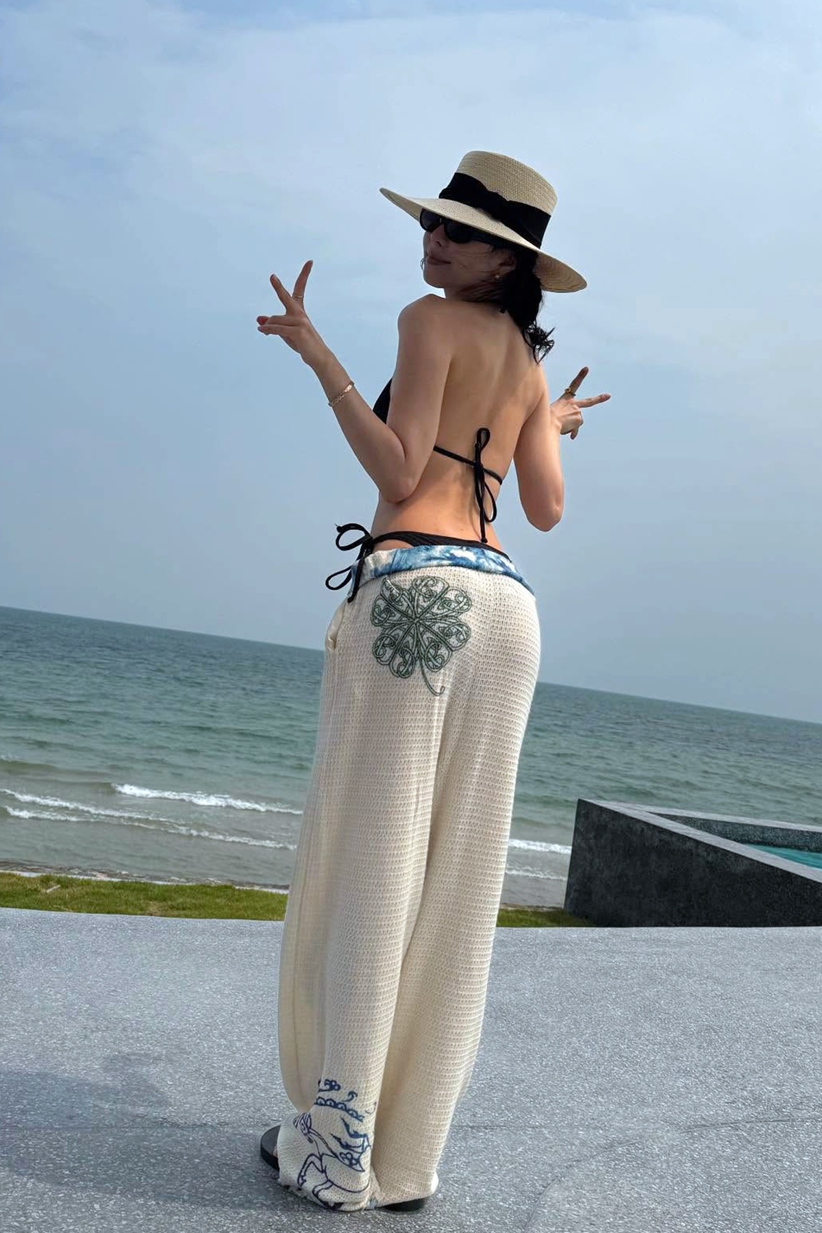 수영장에서 과감한 검정 끈비키니 입은 손나은 늘씬한 몸매