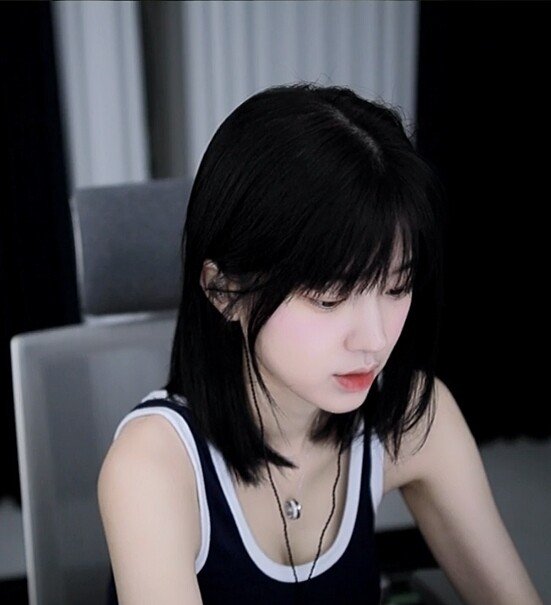 머리 넘기는 나시 문월