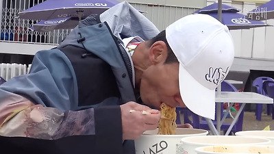 라면 4그릇+햇반 말아먹고 혈당재는 션