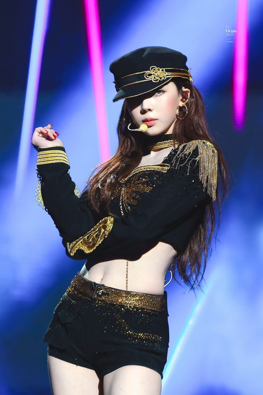 다리꼬는 에스파 윈터 콘서트장 섹시 모먼트