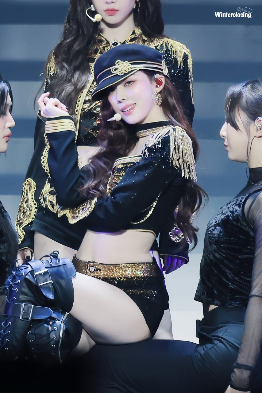 다리꼬는 에스파 윈터 콘서트장 섹시 모먼트
