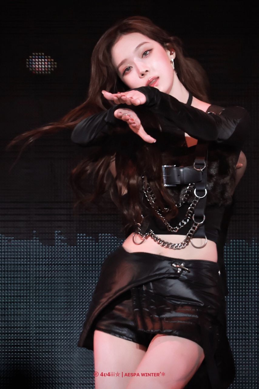 다리꼬는 에스파 윈터 콘서트장 섹시 모먼트